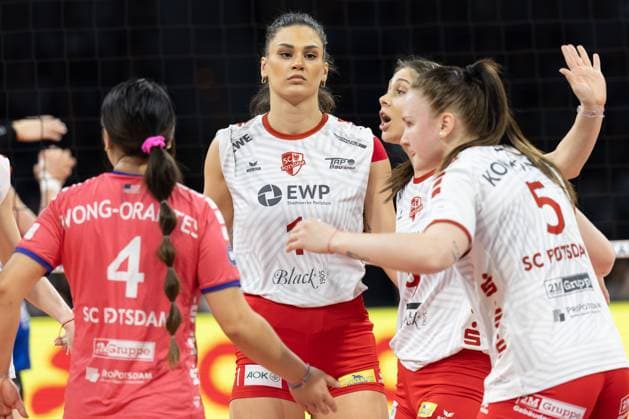 SC Potsdam - Allianz MTV Stuttgart, DVV-Pokalfinale der Frauen 2024 Redebedarf bei den Frauen vom SC Potsdam. Von links Justine Wong-Orantes (SC Potsdam, 4), Tara Taubner (SC Potsdam, 1), Kristina Guncheva (SC Potsdam, 9) und Suvi Kokkonen (SC Potsdam, 5). DVV-Pokalfinale 2024 der Frauen zwischen dem SC Potsdam und dem Allianz MTV Stuttgart am 3. März 2024 in der SAP-Arena in Mannheim., Mannheim Hessen Deutschland SAP-Arena