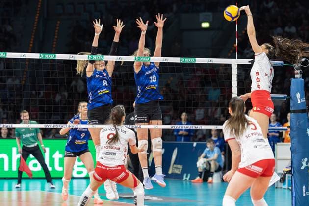 SC Potsdam - Allianz MTV Stuttgart, DVV-Pokalfinale der Frauen 2024 Monique Strubbe (Allianz MTV Stuttgart Frauen, 8) und Jolien Knollema (Allianz MTV Stuttgart Frauen, 10) bilden einen Block gegen den Schmetterball von Tara Taubner (SC Potsdam, 1). DVV-Pokalfinale 2024 der Frauen zwischen dem SC Potsdam und dem Allianz MTV Stuttgart am 3. März 2024 in der SAP-Arena in Mannheim., Mannheim Hessen Deutschland SAP-Arena