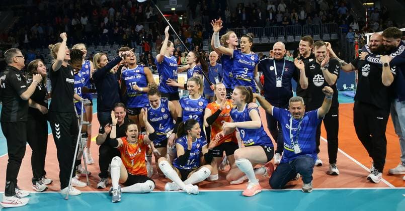 Mannheim , DVV-Pokalfinale der Frauen , SC Potsdam vs. Allianz MTV Stuttgart , Jubel Stuttgart