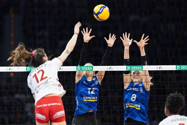 SC Potsdam - Allianz MTV Stuttgart, DVV-Pokalfinale der Frauen 2024 Rodica Buterez (SC Potsdam, 12) schlägt über den Block von Britt Bongaerts (Allianz MTV Stuttgart Frauen, 12) und Monique Strubbe (Allianz MTV Stuttgart Frauen, 8). DVV-Pokalfinale 2024 der Frauen zwischen dem SC Potsdam und dem Allianz MTV Stuttgart am 3. März 2024 in der SAP-Arena in Mannheim., Mannheim Hessen Deutschland SAP-Arena