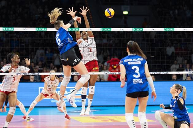 SC Potsdam - Allianz MTV Stuttgart, DVV-Pokalfinale der Frauen 2024 Monique Strubbe (Allianz MTV Stuttgart Frauen, 8) überwindet den Block von Breland Morrissette (SC Potsdam, 2). DVV-Pokalfinale 2024 der Frauen zwischen dem SC Potsdam und dem Allianz MTV Stuttgart am 3. März 2024 in der SAP-Arena in Mannheim., Mannheim Hessen Deutschland SAP-Arena