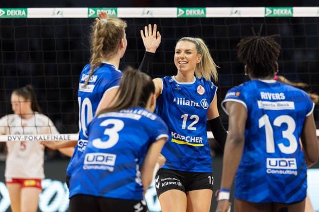 SC Potsdam - Allianz MTV Stuttgart, DVV-Pokalfinale der Frauen 2024 Britt Bongaerts (Allianz MTV Stuttgart Frauen, 12) und ihre Mitspielerinnen freuen sich über einen Punktgewinn. DVV-Pokalfinale 2024 der Frauen zwischen dem SC Potsdam und dem Allianz MTV Stuttgart am 3. März 2024 in der SAP-Arena in Mannheim., Mannheim Hessen Deutschland SAP-Arena