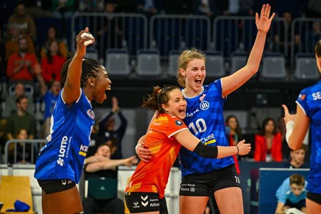DVV Pokal 03.03.2024 DVV, Volleyball, Pokalfinale, Allianz MTV Stuttgart (in blau), vs SC Potsdam (in weiss), Krystal Rivers 13, Roosa Koskelo, umarmt 10 Jolien Knollema, Copyright: xBEAUTIFULxSPORTS TomxBlochx