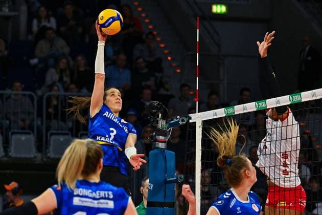 DVV Pokal 03.03.2024 DVV, Volleyball, Pokalfinale, Allianz MTV Stuttgart (in blau), vs SC Potsdam (in weiss), Maria Segura Palleres im Angriff gegen Danielle Harbin, Copyright: xBEAUTIFULxSPORTS TomxBlochx