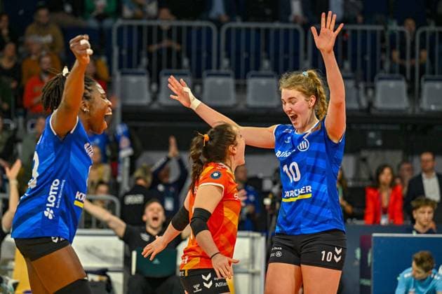 DVV Pokal 03.03.2024 DVV, Volleyball, Pokalfinale, Allianz MTV Stuttgart (in blau), vs SC Potsdam (in weiss), Krystal Rivers 13, Roosa Koskelo, 10 Jolien Knollema, Copyright: xBEAUTIFULxSPORTS TomxBlochx