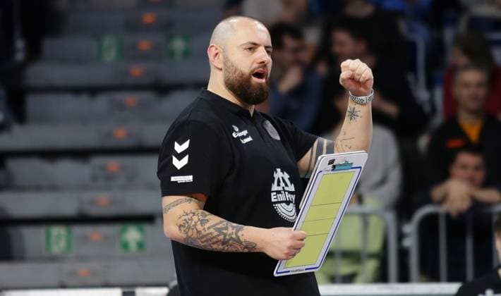 Mannheim , DVV-Pokalfinale der Frauen , SC Potsdam vs. Allianz MTV Stuttgart , Trainer Konstantin Bitter ( Stgt )