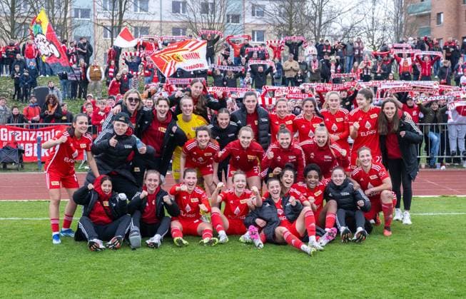Fussball, Frauen, Saison 2023 2024, BFV-Pokal Polytan-Pokal (Viertelfinale), 1. FC Union Berlin - Hertha BSC, Spielerinnen und Fans von Union, Jubel nach dem Abpfiff, 03.03. 2024, Copyright: xMatthiasxKochx