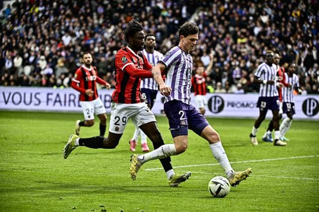 Evann Guessand (ogc) vs Rasmus Nicolaisen (tfc) FOOTBALL : Toulouse vs Nice - 24eme Journee de Ligue1 UBEREATS - Toulouse - 03 03 2024 ThierryBreton Panoramic 