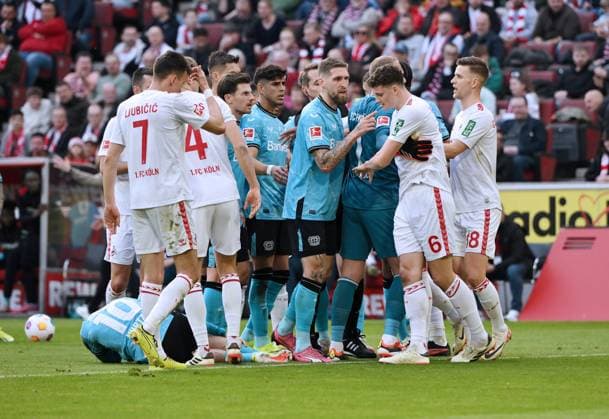 Sport Themen der Woche KW09 Sport Bilder des Tages Rudelbildung nach dem Foul an Florian Wirtz (Bayer 04 Leverkusen), rechts Robert Andrich (Bayer 04 Leverkusen) mit Eric Martel (1.FC Koeln) 03.03.2024, Fussball 1. Bundesliga, 24. Spieltag, Saison 2023 2024 1. FC Köln - Bayer 04 Leverkusen Koeln Rhein-Energie-Stadion Nordrhein Westfalen Deutschland *** Scuffle after the foul on Florian Wirtz Bayer 04 Leverkusen , right Robert Andrich Bayer 04 Leverkusen with Eric Martel 1 FC Koeln 03 03 2024, Soccer 1 Bundesliga, Matchday 24, Season 2023 2024 1 FC Köln Bayer 04 Leverkusen Koeln Rhein Energie Stadion Nordrhein Westfalen Germany Team2