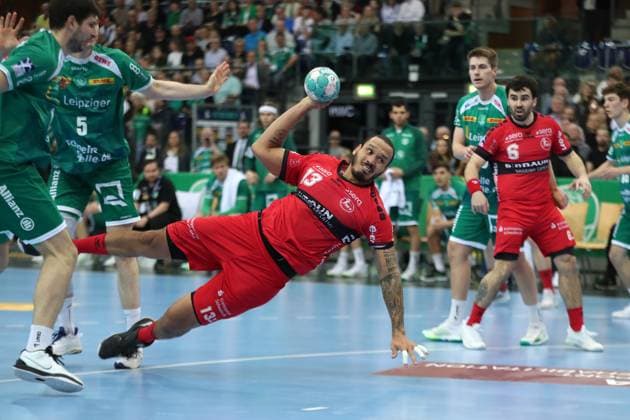 Sport Themen der Woche KW09 Sport Bilder des Tages SC DHfK Leipzig vs. MT Melsungen, Liqui Moly HBL, 03.03.24 Rogerio Moraes Ferreira (13, MT Melsungen) fliegt in den Kreis und wirft. Handball, Liqui Moly HBL, 1. Bundesliga, Saison 2023 2024, 20. Spieltag: SC DHfK Leipzig vs. MT Melsungen am 03.03.24 in der Quarterback Immobilien Arena Leipzig. *** SC DHfK Leipzig vs MT Melsungen, Liqui Moly HBL, 03 03 24 Rogerio Moraes Ferreira 13, MT Melsungen flies into the circle and throws handball, Liqui Moly HBL, 1 Bundesliga, Season 2023 2024, Matchday 20 SC DHfK Leipzig vs MT Melsungen on 03 03 24 at Quarterback Immobilien Arena Leipzig Copyright: xBEAUTIFULxSPORTS JanxKaeferx