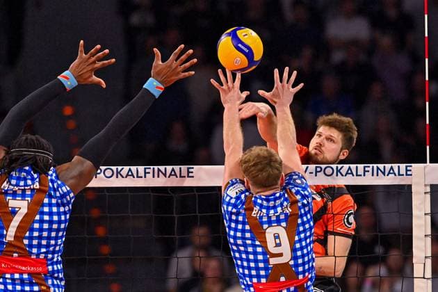 DVV Pokal 03.03.2024 DVV, Volleyball, Pokalfinale, Herren, WWK Volleys Herrsching in blauweiß gegen Berlin Recycling Volleys (in orange), Ruben Schott gegen 9 Eric Burggräf und 7 Magloire Mayaula Nzeza, Copyright: xBEAUTIFULxSPORTS TomxBlochx
