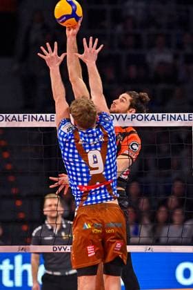 DVV Pokal 03.03.2024 DVV, Volleyball, Pokalfinale, Herren, WWK Volleys Herrsching in blauweiß gegen Berlin Recycling Volleys (in orange), Timothee Carle gegen 9 Eric Burggräf Copyright: xBEAUTIFULxSPORTS TomxBlochx
