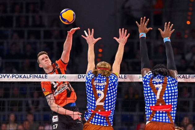 Sport Bilder des Tages DVV Pokal 03.03.2024 DVV, Volleyball, Pokalfinale, Herren, WWK Volleys Herrsching in blauweiß gegen Berlin Recycling Volleys (in orange), Marek Sotola 17, gegen 2 Daniel Gruvaeus und 7 Magloire Mayaula Nzeza, Copyright: xBEAUTIFULxSPORTS TomxBlochx