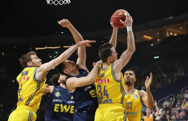 Sport Themen der Woche KW09 Sport Bilder des Tages Malte Delow, Deane Williams, Justin Bean, Johannes Thiemann Zweikampf Spielszene Aktion Basketball BBL Bundesliga Herren 22. Spieltag Saison 2023 2024 03.03.2024 ALBA Berlin vs EWE Baskets Oldenburg *** Malte Delow, Deane Williams, Justin Bean, Johannes Thiemann duel Game scene Action Sport Basketball BBL Bundesliga Men 22 Matchday Season 2023 2024 03 03 2024 ALBA Berlin vs EWE Baskets Oldenburg
