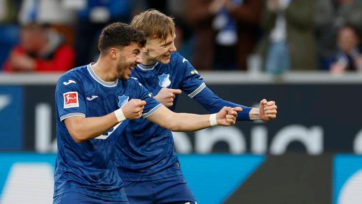 Sport Themen der Woche KW09 Sport Bilder des Tages Bild v. l.: Jubel nach dem Tor zum 1:0, jubelnd, bejubelt, jubelt, jubeln, emotionen, v. l. Umut Tohumcu (TSG Hoffenheim, 40) und Torschuetze Maximilian Beier (TSG Hoffenheim, 14). 03.03.2024, Fussball, Bundesliga, TSG Hoffenheim - SV Werder Bremen, GER, Sinsheim, PreZero Arena, DFL REGULATIONS PROHIBIT ANY USE OF PHOTOGRAPHS AS IMAGE SEQUENCES AND OR QUASI-VIDEO. *** Picture f l cheering after the goal for 1 0, cheering, cheering, cheering, emotions, f l Umut Tohumcu TSG Hoffenheim, 40 and goal scorer Maximilian Beier TSG Hoffenheim, 14 03 03 2024, Football, Bundesliga, TSG Hoffenheim SV Werder Bremen, GER, Sinsheim, PreZero Arena, DFL REGULATIONS PROHIBIT ANY USE OF PHOTOGRAPHS AS IMAGE SEQUENCES AND OR QUASI VIDEO Copyright: HMBxMedia xHeikoxBecker