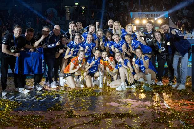 Sport Bilder des Tages WWK Volleys Herrsching - BERLIN RECYCLING Volleys, DVV-Pokalfinale der Männer 2024 Jubel der Stuttgarter Spielerinnen und Betreuer während der Siegerehrung. DVV-Pokalfinale 2024 der Männer zwischen den WWK Volleys Herrsching und den BERLIN RECYCLING Volleys am 3. März 2024 in der SAP-Arena in Mannheim., Mannheim Hessen Deutschland SAP-Arena
