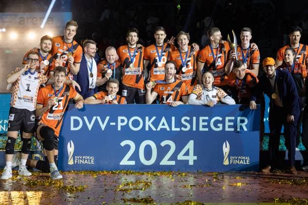 Sport Bilder des Tages WWK Volleys Herrsching - BERLIN RECYCLING Volleys, DVV-Pokalfinale der Männer 2024 Jubel der Berliner Spieler und Betreuer während der Siegerehrung. DVV-Pokalfinale 2024 der Männer zwischen den WWK Volleys Herrsching und den BERLIN RECYCLING Volleys am 3. März 2024 in der SAP-Arena in Mannheim., Mannheim Hessen Deutschland SAP-Arena