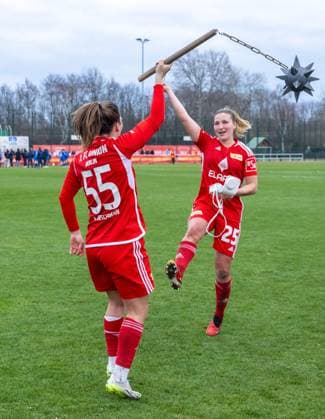 Fussball, Frauen, Saison 2023 2024, BFV-Pokal Polytan-Pokal (Viertelfinale), 1. FC Union Berlin - Hertha BSC, v. l. Katja Orschmann (1. Frauen 1. FC Union), Dina Orschmann (1. Frauen 1. FC Union) mit der Keule von Maskottchen Ritter Keule (1. FC Union), Jubel nach dem Abpfiff, 03.03. 2024, Copyright: xMatthiasxKochx