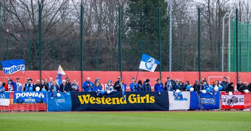 Fussball, Frauen, Saison 2023 2024, BFV-Pokal Polytan-Pokal (Viertelfinale), 1. FC Union Berlin - Hertha BSC, Fans von Hertha, Westend Girls, Donna Hertha, 03.03. 2024, Copyright: xMatthiasxKochx