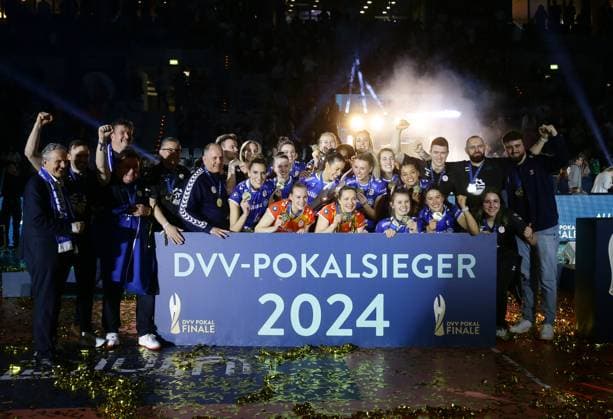 Mannheim , DVV-Pokalfinale der Frauen , SC Potsdam vs. Allianz MTV Stuttgart , Jubel Stuttgart