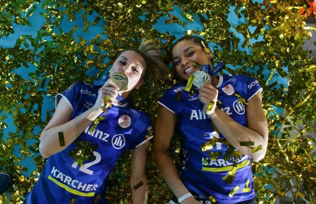 Mannheim , DVV-Pokalfinale der Frauen , SC Potsdam vs. Allianz MTV Stuttgart , Jubel Stuttgart , von links: Britt Bongaerts Alexis Hart