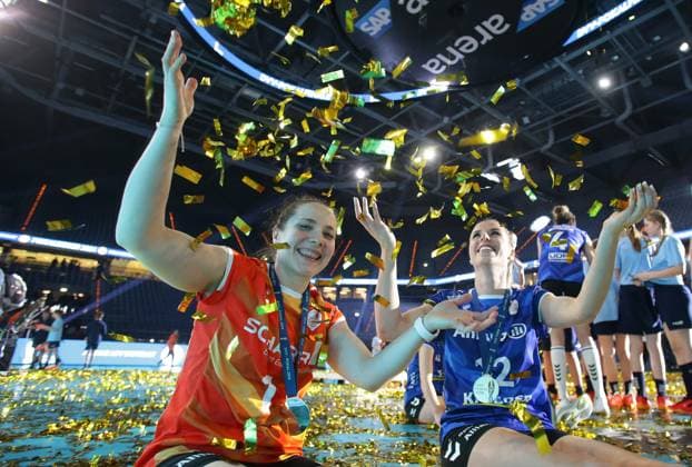 Mannheim , DVV-Pokalfinale der Frauen , SC Potsdam vs. Allianz MTV Stuttgart , von links: Roosa Koskelo Britt Bongaerts ( Stgt )
