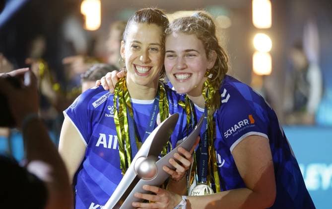 Mannheim , DVV-Pokalfinale der Frauen , SC Potsdam vs. Allianz MTV Stuttgart , von links: Maria Segura Jolien Knollema ( Stgt )
