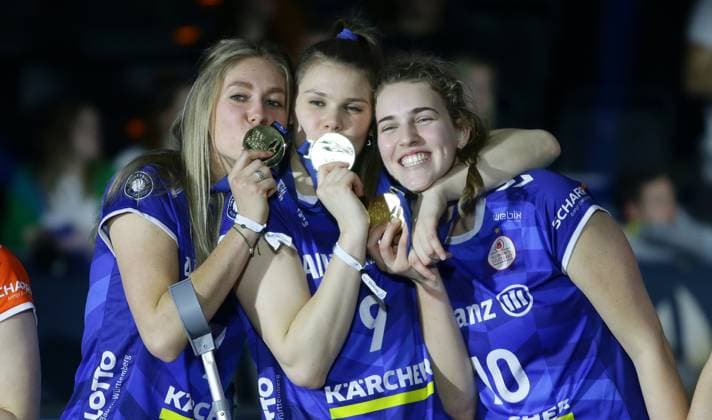Mannheim , DVV-Pokalfinale der Frauen , SC Potsdam vs. Allianz MTV Stuttgart , von links: Vera Mulder Eline Timmerman Jolien Knollema ( stgt )