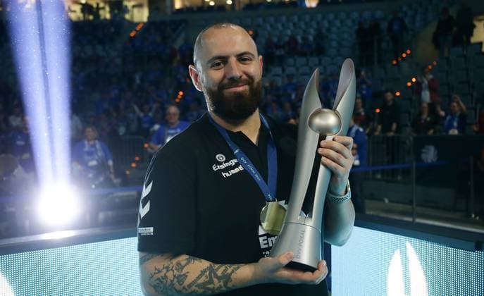 Mannheim , DVV-Pokalfinale der Frauen , SC Potsdam vs. Allianz MTV Stuttgart , Trainer Konstantin Bitter ( Stgt )