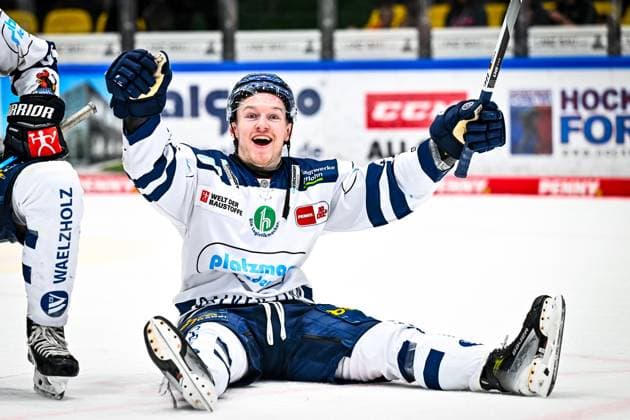 Sport Themen der Woche KW09 Sport Bilder des Tages Jubel, Freude, Feature, Symbolfoto, John Broda (Iserlohn Roosters, 22) GER, Loewen Frankfurt vs. Iserlohn Roosters, Eishockey, Penny-DEL, 51. Spieltag, Spielzeit 2023 2024, 03.03.2023, GER, Loewen Frankfurt vs. Iserlohn Roosters, Eishockey, Penny-DEL, 51. Spieltag, Spielzeit 2023 2024, 03.03.2023 Frankfurt *** Cheering, Joy, Feature, Symbol photo, John Broda Iserlohn Roosters, 22 GER, Loewen Frankfurt vs Iserlohn Roosters, Ice Hockey, Penny DEL, 51 Matchday, Season 2023 2024, 03 03 2023, GER, Loewen Frankfurt vs Iserlohn Roosters, Ice Hockey, Penny DEL, 51 Matchday, Season 2023 2024, 03 03 2023 Frankfurt Copyright: xJonasxBrockmann Eibner-Pressefotx EP_JBN