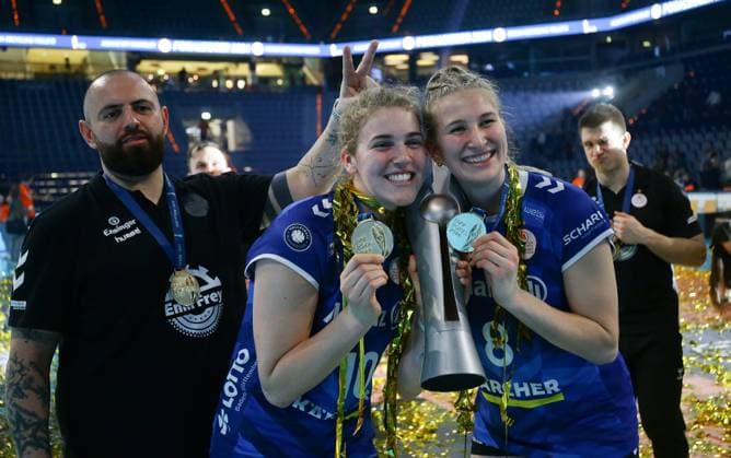 Mannheim , DVV-Pokalfinale der Frauen , SC Potsdam vs. Allianz MTV Stuttgart , von links: Trainer Konstantin Bitter Jolien Knollema Monique Strubbe ( Stgt )
