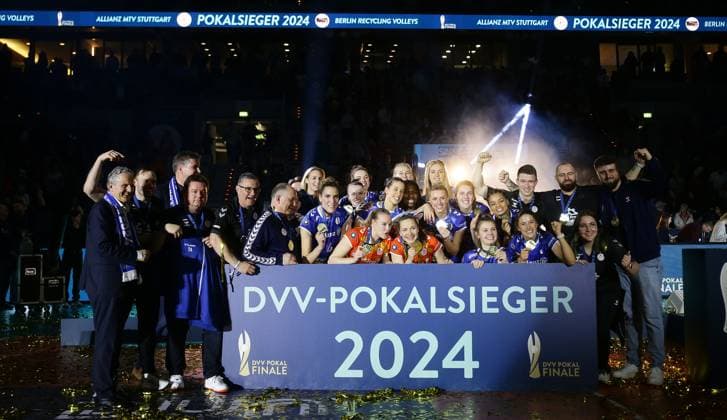 Mannheim , DVV-Pokalfinale der Frauen , SC Potsdam vs. Allianz MTV Stuttgart , Jubel Stuttgart