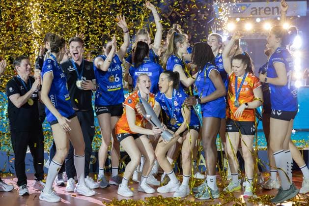 WWK Volleys Herrsching - BERLIN RECYCLING Volleys, DVV-Pokalfinale der Männer 2024 Jubel der Stuttgarter Spielerinnen und Betreuer während der Siegerehrung. DVV-Pokalfinale 2024 der Männer zwischen den WWK Volleys Herrsching und den BERLIN RECYCLING Volleys am 3. März 2024 in der SAP-Arena in Mannheim., Mannheim Hessen Deutschland SAP-Arena