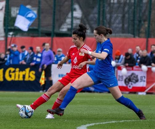 Fussball, Frauen, Saison 2023 2024, BFV-Pokal Polytan-Pokal (Viertelfinale), 1. FC Union Berlin - Hertha BSC, v. l. Sarah Abu Sabbah (1. Frauen 1. FC Union), Clara Dreher (Hertha BSC), 03.03. 2024, Copyright: xMatthiasxKochx