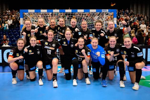 Bilder des Jahres 2024, Sport 03 März Sport Themen der Woche KW09 Sport Bilder des Tages Duesseldorf, Handball: EM Quali, Deutschland - Slowakei die Mannschaft von Deutschland Schlussjubel Schlußjubel Emotion Freude , Gruppenfoto, Teamfoto Duesseldorf Mitsubishi Electric Halle Nordrhein-Westfalen Deutschland *** Duesseldorf, Handball EM Quali, Germany Slovakia the team of Germany final cheer final cheer emotion joy, group photo, team photo Duesseldorf Mitsubishi Electric Halle North Rhine Westphalia Germany