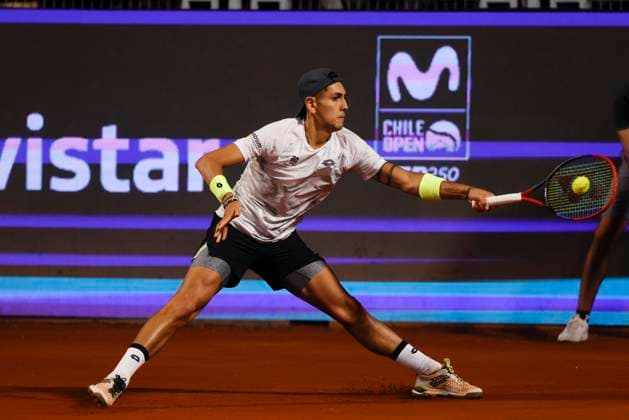 Tenis, Alejandro Tabilo vs Sebastian Baez El tenista Alejandro Tabilo de Chile regresa la bola de Sebastian Baez de Argentina por la ifinal del ATP, Tennis Herren 250 de Santiago 2024 en el Club San Carlos de Apoquindo en Santiago, Chile. 03 3 2024 Felipe Zanca Photosport Tennis, Alejandro Tabilo vs Sebastian Baez The tennis player Alejandro Tabilo of Chile return the ball of against of Sebastian Baez of Argentina in the match for the final ATP 250 Santiago 2024 at the Club San Carlos de Apoquindo in Santiago, Chile. 03 3 2024 Felipe Zanca Photosport Alejandro Tabilo vs Sebastian Baez, ATP 250 Santiago 2024