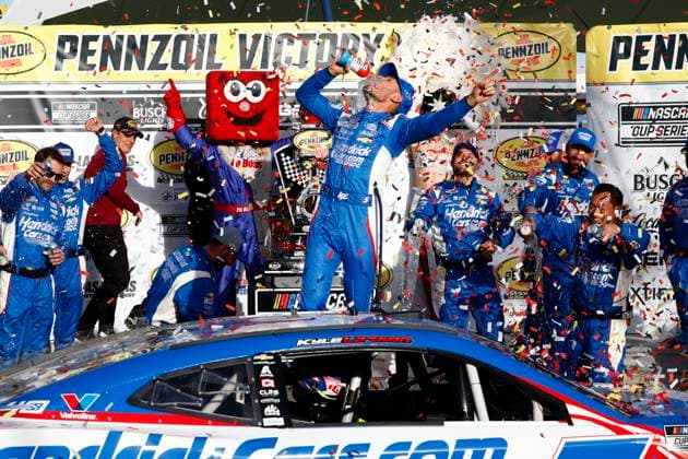Sport Themen der Woche KW09 Sport Bilder des Tages LAS VEGAS, NV - MARCH 03: Kyle Larson ( 5 HendrickCars.com Hendrick Motorsports Chevrolet) celebrates in Victory Lane after winning the Pennzoil 400 presented by Jiffy Lube NASCAR, Motorsport, USA Cup Series race on March 3, 2024, at Las Vegas Motor Speedway in Las Vegas, NV. (Photo by Jeff Speer LVMS Icon Sportswire) AUTO: MAR 03 NASCAR Cup Series Pennzoil 400 presented by Jiffy Lube EDITORIAL USE ONLY Icon240303275