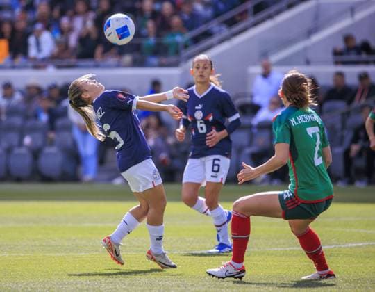 March 3, 2024, Los Angeles, California, USA: Ramona Martinez 16 of Paraguay receives the ball during the 2024 Concacaf W Gold Cup Quarterfinal match against Mexico on Sunday March 3, 2024 at BMO Stadium in Los Angeles, California. Mexico defeats Paraguay, 3-2. ARIANA RUIZ PI Los Angeles U.S - ZUMAp124 20240303_zaa_p124_025 Copyright: xArianaxRuizx
