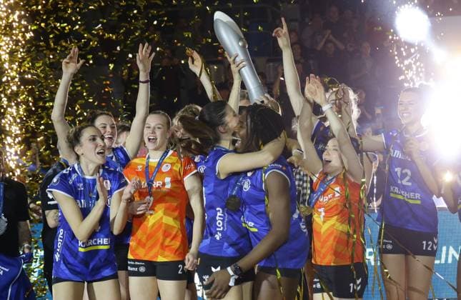 Mannheim , DVV-Pokalfinale der Frauen , SC Potsdam vs. Allianz MTV Stuttgart , Jubel Stuttgart , vorne: Krystal Rivers