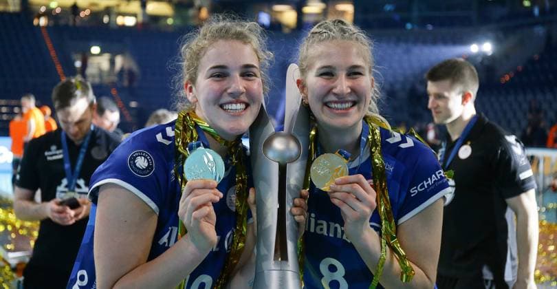 Mannheim , DVV-Pokalfinale der Frauen , SC Potsdam vs. Allianz MTV Stuttgart , von links: Jolien Knollema Monique Strubbe ( Stgt )