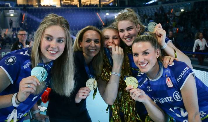 Mannheim , DVV-Pokalfinale der Frauen , SC Potsdam vs. Allianz MTV Stuttgart , von links: Vera Mulder Kim Renkema Eline Timmerman Jolien Knollema Britt Bongaerts ( Stgt )