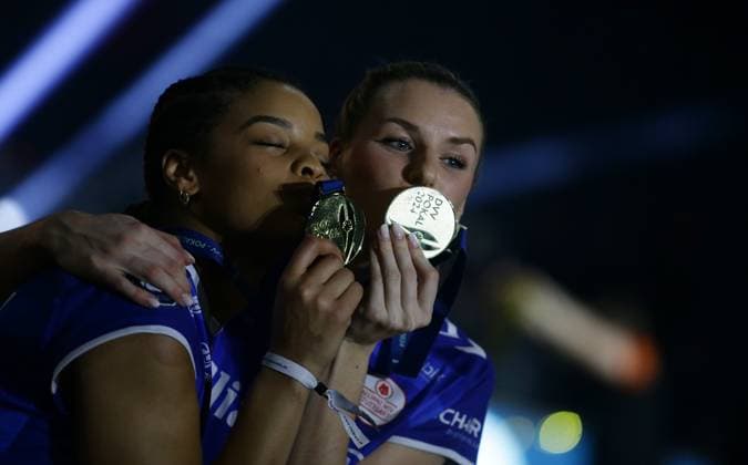 Mannheim , DVV-Pokalfinale der Frauen , SC Potsdam vs. Allianz MTV Stuttgart , von links: Alexis Hart Britt Bongaerts ( Stgt )