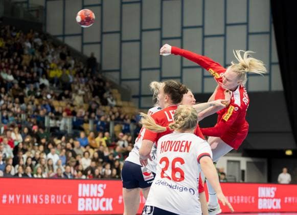 Sport Themen der Woche KW09 Sport Bilder des Tages 03.03.2024, Olympiahalle, Innsbruck, AUT, Women EHF Euro Cup 2024, Österreich vs Norwegen, Runde 4, im Bild v.l. Emilie Hovden (NOR), Nora Leitner (AUT), Johanna Reichert (AUT) during the women EHF EURO CUP 2024, round 4 match between Austria and Norway. Olympiahalle in Innsbruck, Austria on 2024 03 03. Expa Innsbruck *** 03 03 2024, Olympiahalle, Innsbruck, AUT, Women EHF Euro Cup 2024, Austria vs Norway, round 4, in the picture from l Emilie Hovden NOR , Nora Leitner AUT , Johanna Reichert AUT during the women EHF EURO CUP 2024, round 4 match between Austria and Norway Olympiahalle in Innsbruck, Austria on 2024 03 03 Expa Innsbruck  EP_gro