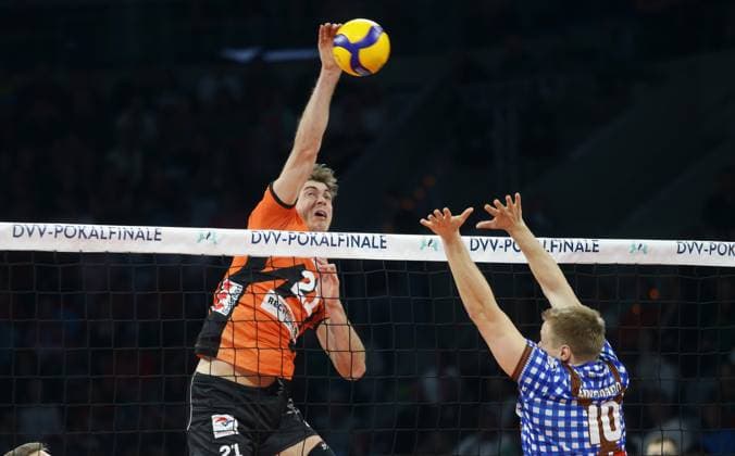 Sport Bilder des Tages Mannheim , DVV-Pokalfinale der Männer: WWK Volleys Herrsching vs. BERLIN RECYCLING , links: Tobias Krick ( Berlin )