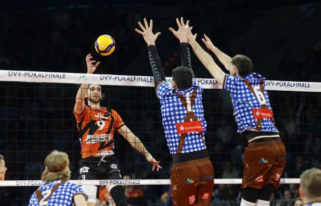 Mannheim , DVV-Pokalfinale der Männer: WWK Volleys Herrsching vs. BERLIN RECYCLING , links: Timothee Carle ( Berlin )