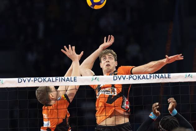 WWK Volleys Herrsching - BERLIN RECYCLING Volleys, DVV-Pokalfinale der Männer 2024 Johannes Tille (Berlin Recycling Volleys, 6) stellt den Ball für seinen Mitspieler Tobias Krick (Berlin Recycling Volleys, 21). DVV-Pokalfinale 2024 der Männer zwischen den WWK Volleys Herrsching und den BERLIN RECYCLING Volleys am 3. März 2024 in der SAP-Arena in Mannheim., Mannheim Hessen Deutschland SAP-Arena