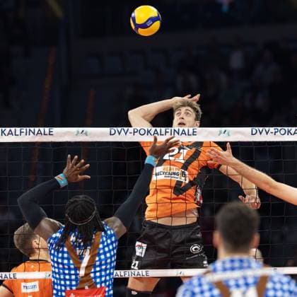 WWK Volleys Herrsching - BERLIN RECYCLING Volleys, DVV-Pokalfinale der Männer 2024 Tobias Krick (Berlin Recycling Volleys, 21) holt aus zu einem Schmetterball. Magloire Mayaula Nzeza (WWK Volleys Herrsching, 7) kommt mit seinem Block zu spät. DVV-Pokalfinale 2024 der Männer zwischen den WWK Volleys Herrsching und den BERLIN RECYCLING Volleys am 3. März 2024 in der SAP-Arena in Mannheim., Mannheim Hessen Deutschland SAP-Arena
