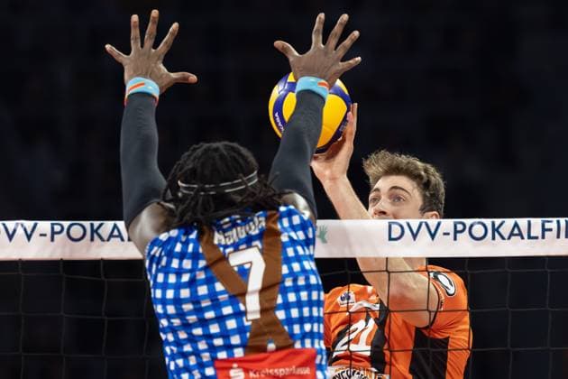 WWK Volleys Herrsching - BERLIN RECYCLING Volleys, DVV-Pokalfinale der Männer 2024 Tobias Krick (Berlin Recycling Volleys, 21) versucht mit einem Lob den Block von Magloire Mayaula Nzeza (WWK Volleys Herrsching, 7) zu überwinden. DVV-Pokalfinale 2024 der Männer zwischen den WWK Volleys Herrsching und den BERLIN RECYCLING Volleys am 3. März 2024 in der SAP-Arena in Mannheim., Mannheim Hessen Deutschland SAP-Arena