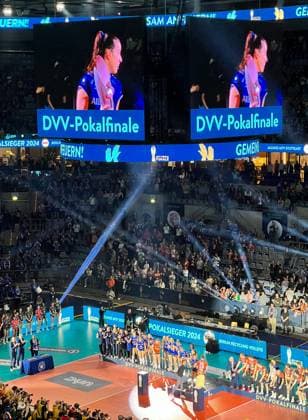 Mannheim , DVV-Pokalfinale der Frauen , SC Potsdam vs. Allianz MTV Stuttgart , Übersicht SAP Arena bei der Siegerehrung