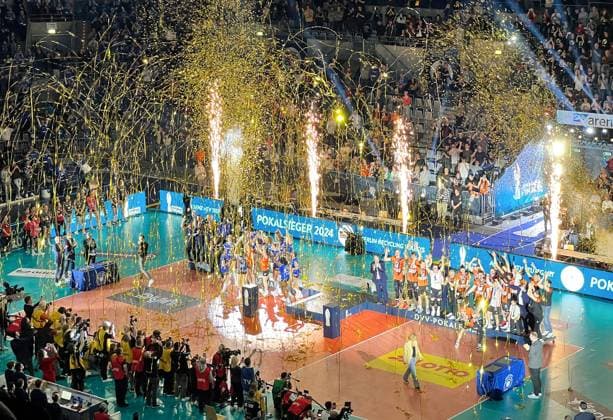 Mannheim , DVV-Pokalfinale der Frauen , SC Potsdam vs. Allianz MTV Stuttgart , Übersicht SAP Arena bei der Siegerehrung